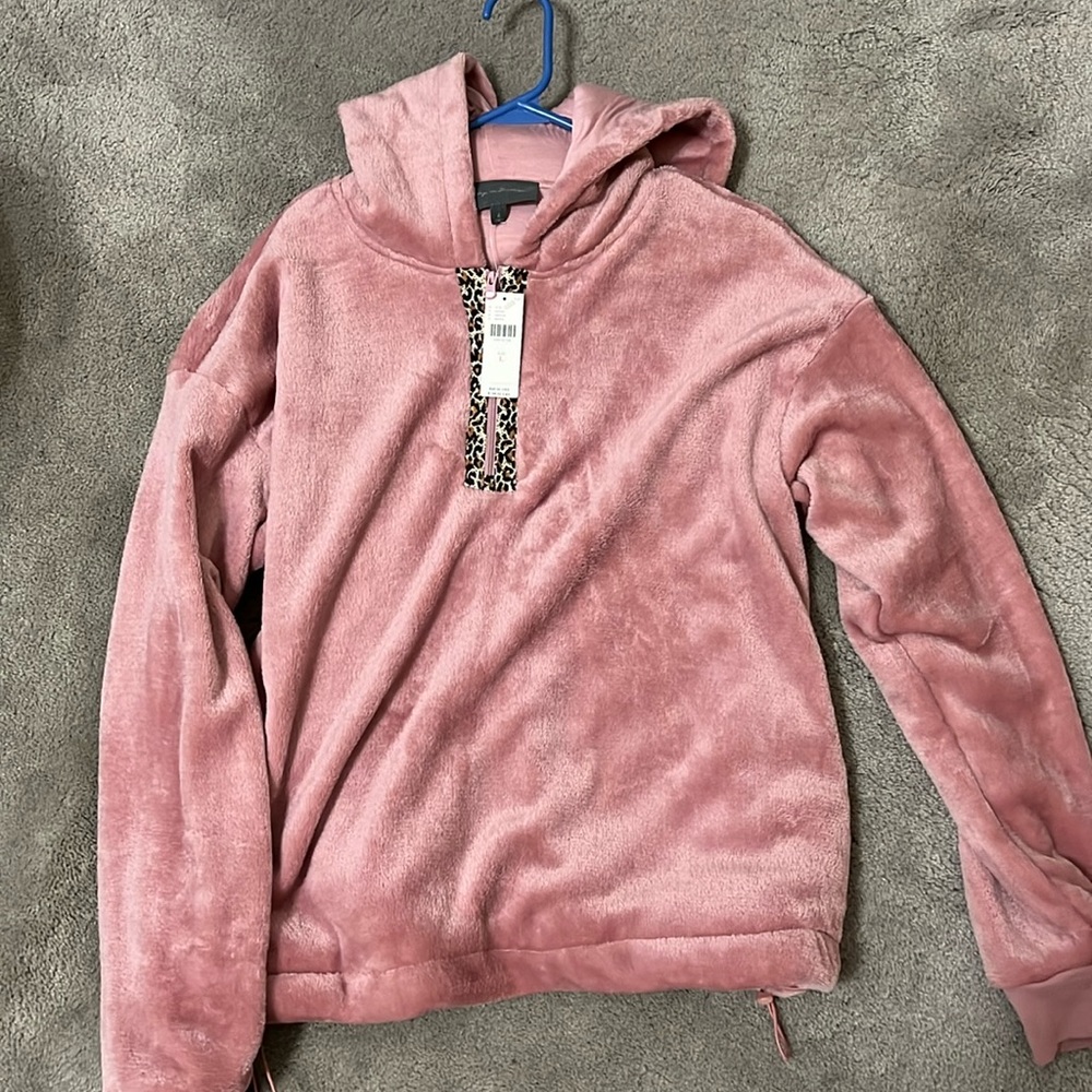 Pullover with hood mauve color. Very soft.